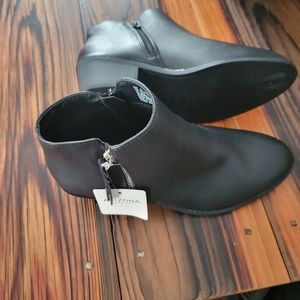 NWT Arizona Memory Foam boots size 8